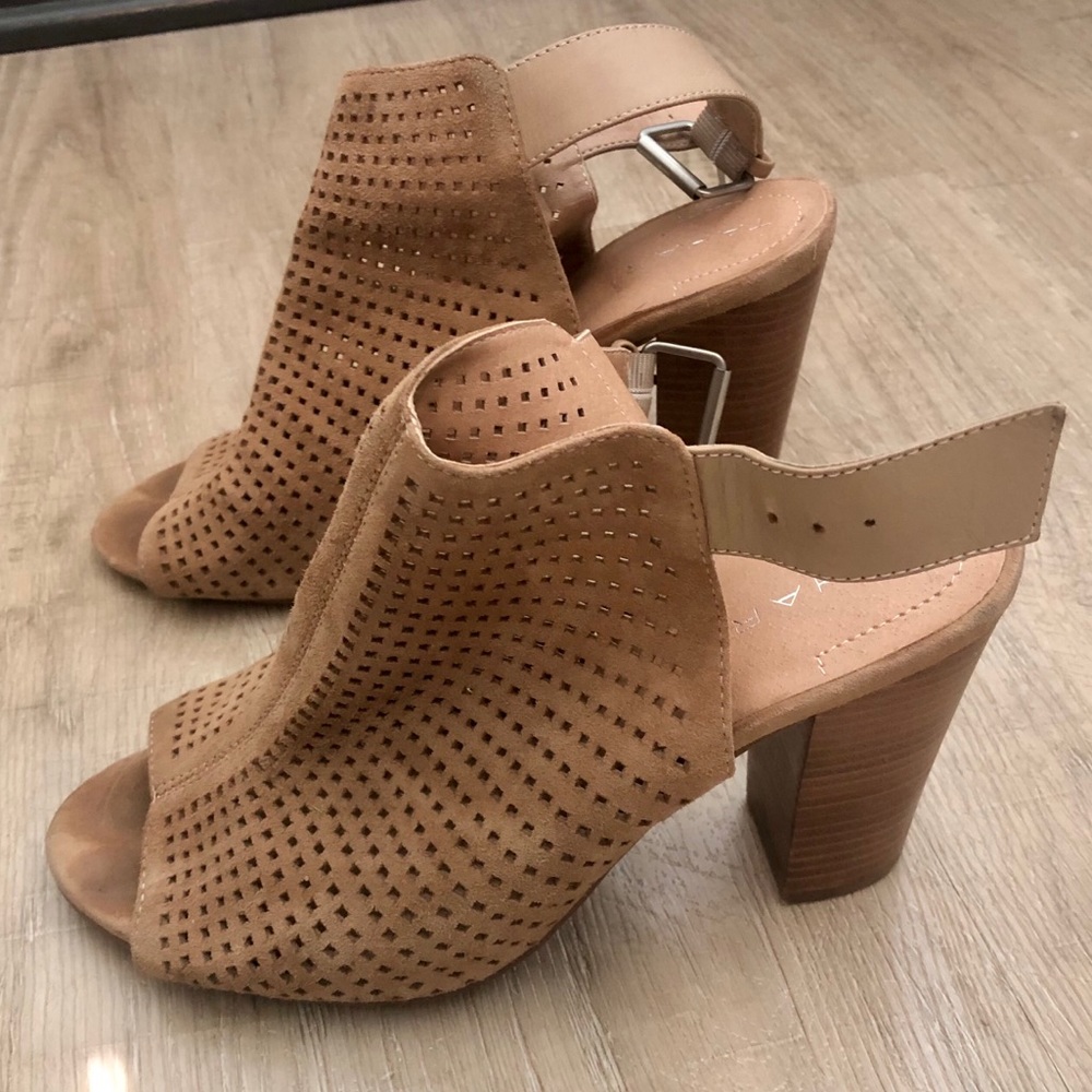 Tahari Margaret Open Toe Block Heel Sandal Size 7